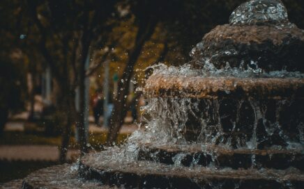 fountain outdoor during daytime