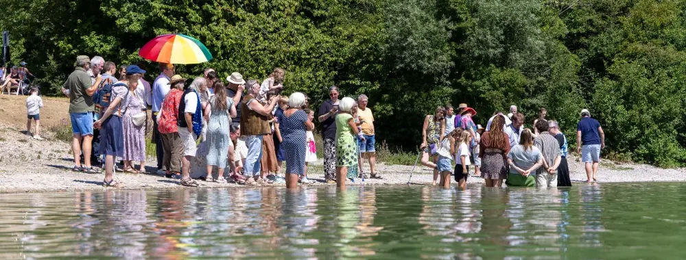 Der Uferbereich des Badesees war von vielen Verwandten gesäumt. Foto: Thomas Kempf