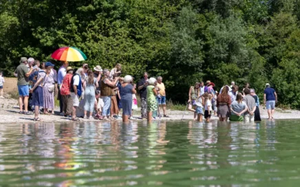 Der Uferbereich des Badesees war von vielen Verwandten gesäumt. Foto: Thomas Kempf