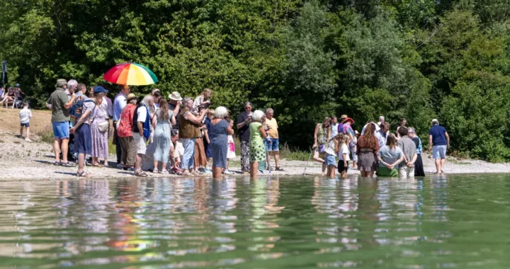 Der Uferbereich des Badesees war von vielen Verwandten gesäumt. Foto: Thomas Kempf